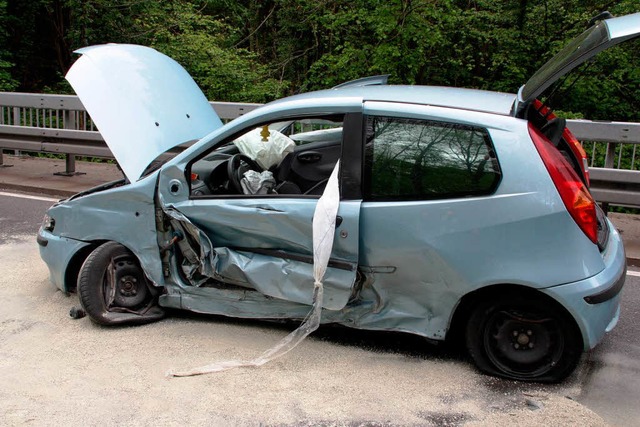 Die Fahrerin dieses Fahrzeugs wurde bei dem Crash verletzt.  | Foto: Jrn Kerckhoff