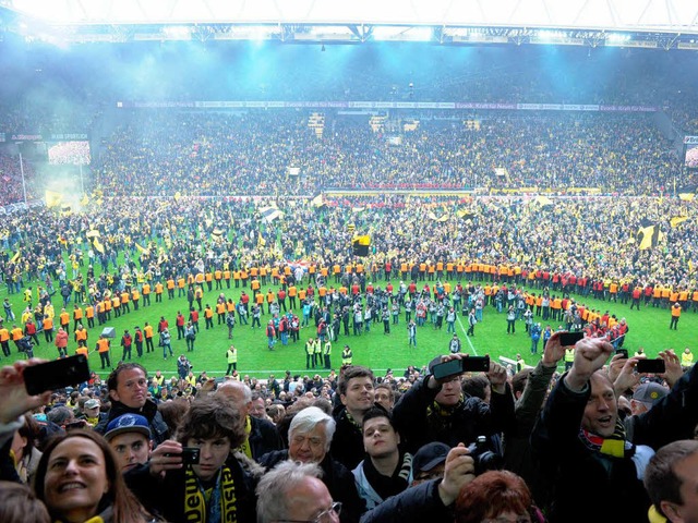 Zum 8. Mal holt der BVB den Meistertit...t mit 81 Punkten auch die Rekordmarke.  | Foto: dpa