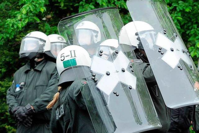 Rechtsextremen-Demo: Salafisten verletzen 29 Polizisten