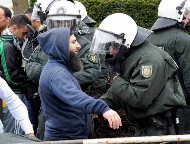 Polizisten durchsuchen  bei einer Prot...i Pro NRW in Bonn einen Demonstranten.  | Foto: dpa