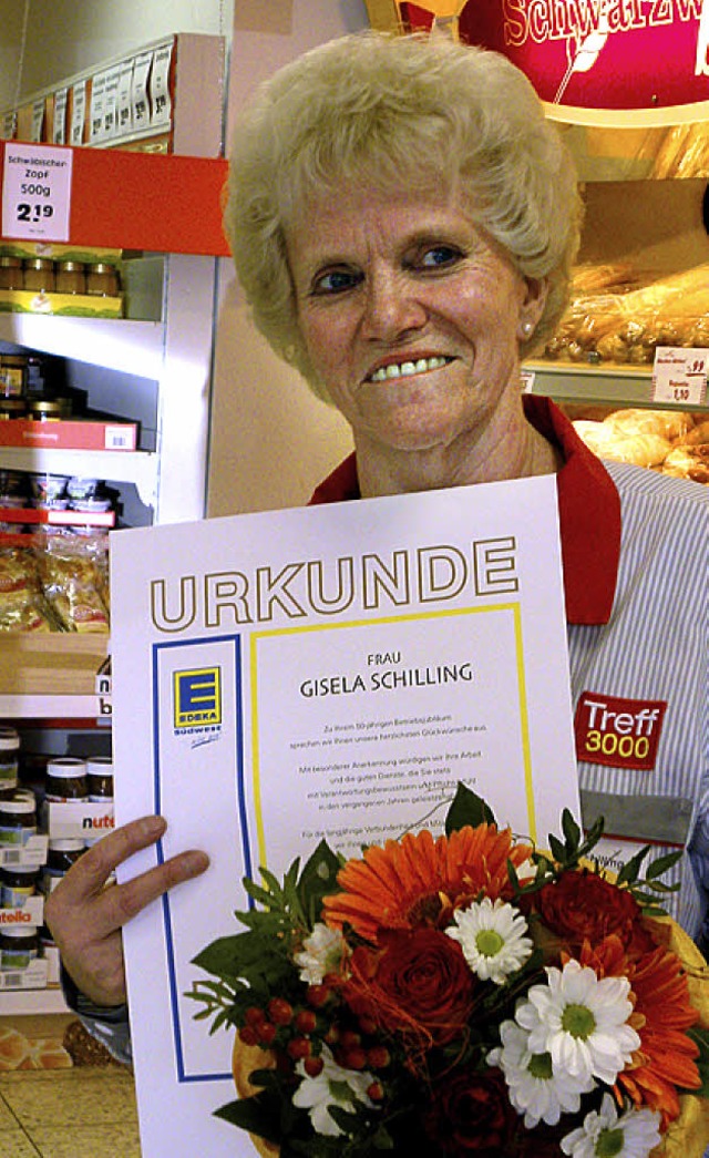 Gisela Schillinger fr 50 Jahre von der Firma Treff geehrt.  | Foto: Aribert Rssel