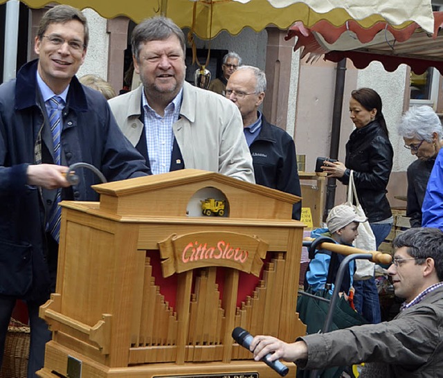 Landrat Hanno Hurth und Waldkirchs Obe... Leibinger gemeinsam an der Drehorgel.  | Foto: Sylvia Timm