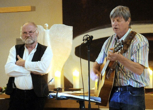 Paul Gde (links) hrt zu, wie sein Ko...der singt und auf der Gitarre spielt.   | Foto: Wolfgang Knstle