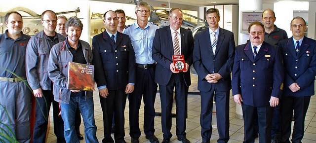 Ausgezeichnet: Stadt und Feuerwehr be... &#8222;Partner der Feuerwehr&#8220;.   | Foto: Edgar Steinfelder