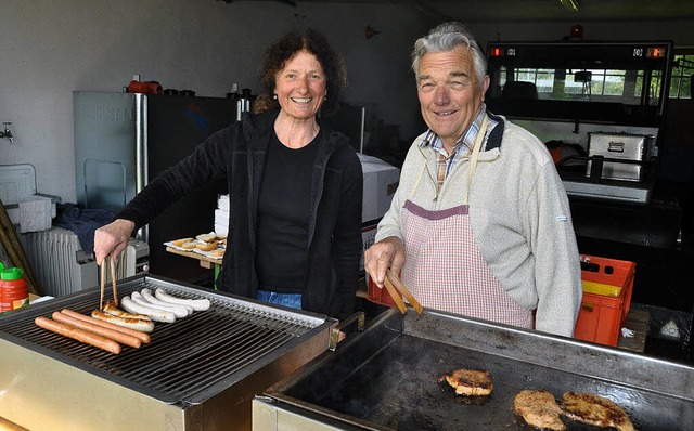 Christa Schneider und Oskar Sandmann b... gut gelaunt mit Wrstchen und Steaks.  | Foto: Kirsten Lux