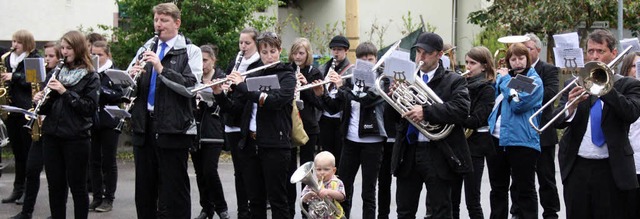 Mit Marschmusik zog der Musikverein Wollbach, Lenny voran, durch das Dorf  | Foto: bronner