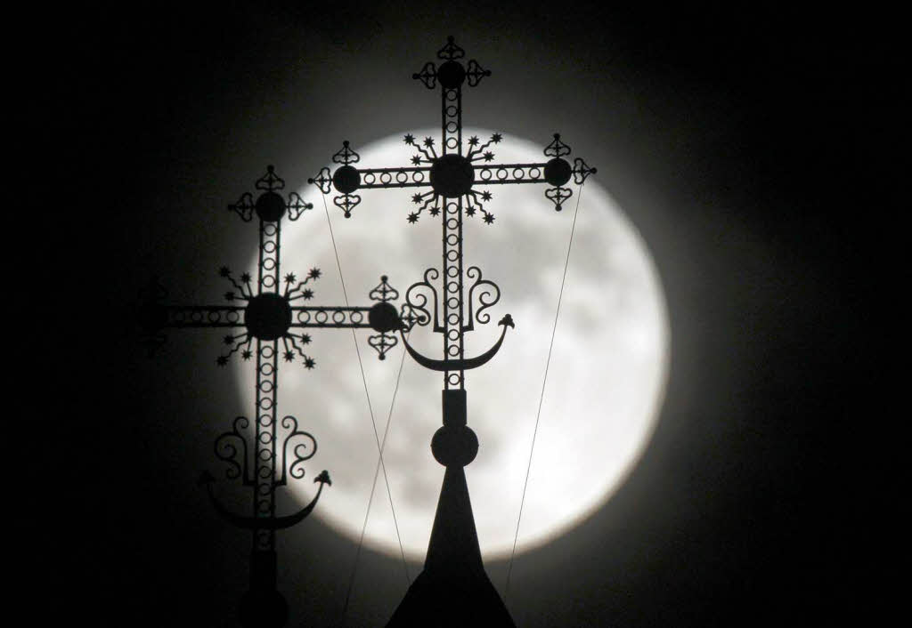 Mond hinter einer Kirche in Minsk, Weirussland