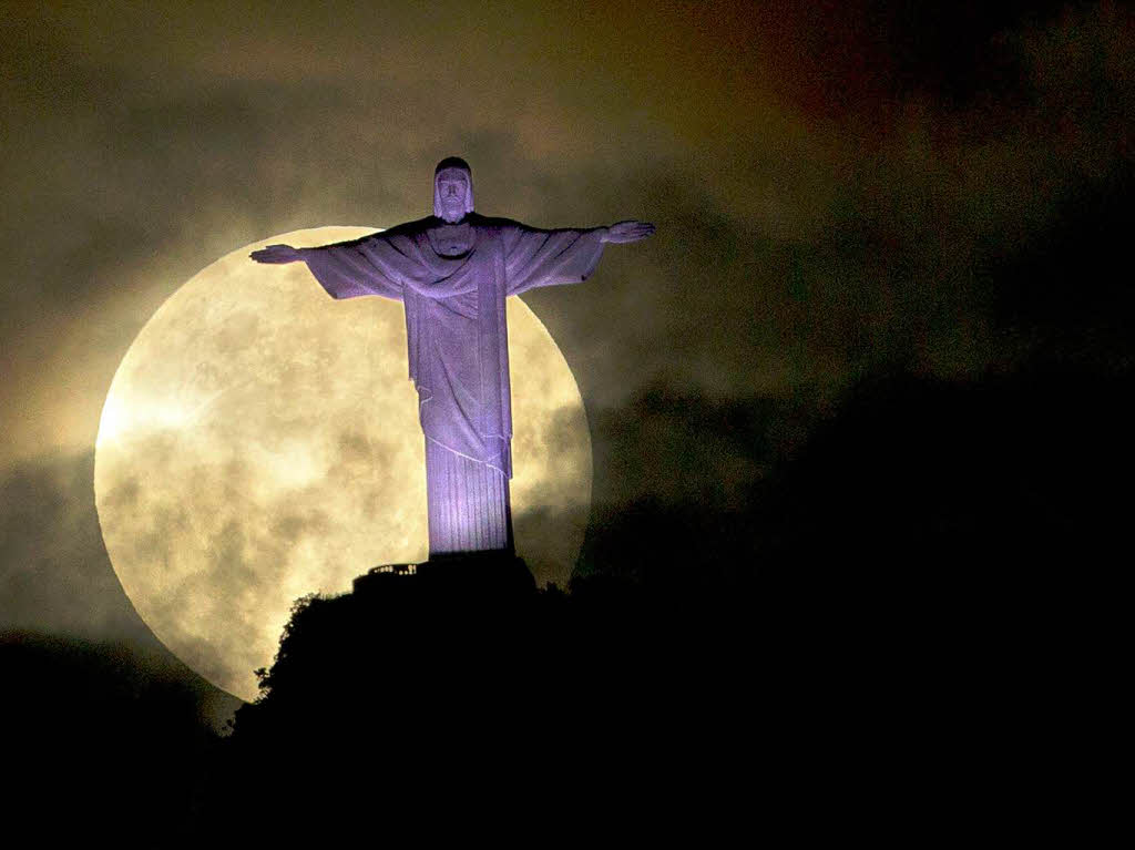 Mond ber der Christusstatue von Rio de Janeiro, Brasilien