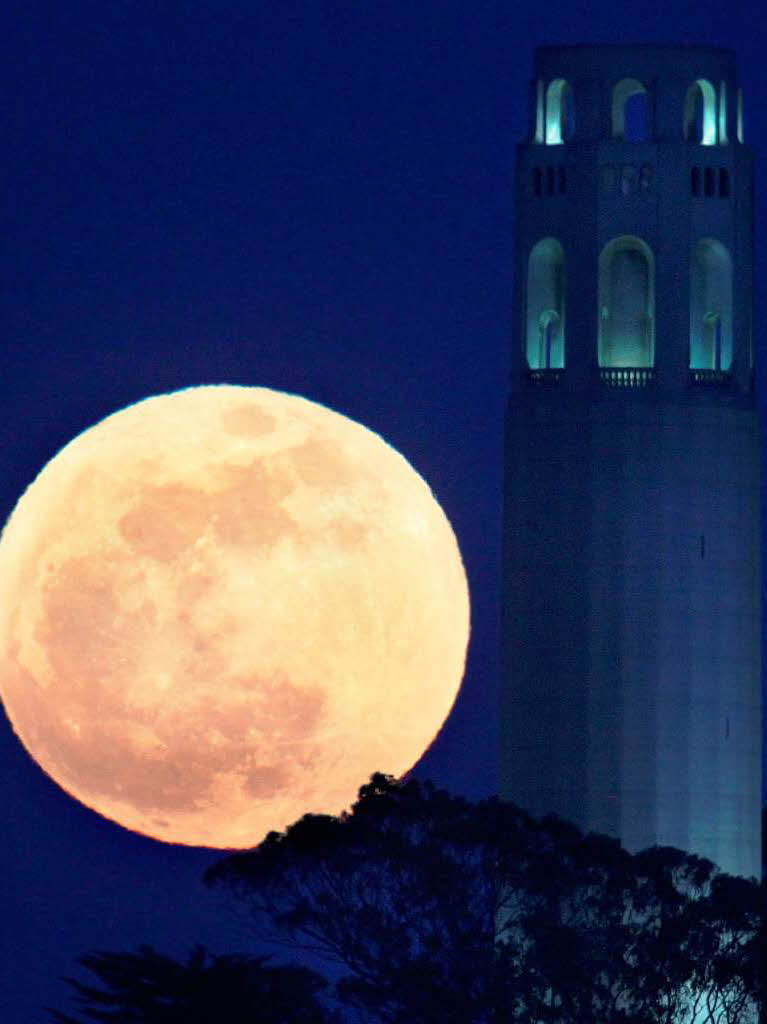 Mond mit Coit Tower, San Francisco, USA