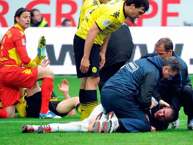 Sebastian Freis (rechts) hat sich im S...gen Borussia Dortmund schwer verletzt.  | Foto: Michael Heuberger