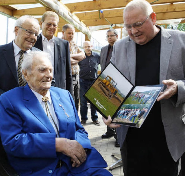 Roland Fischer berreichte Erwin Himme...Fotos der verschiedenen Bauetappen.     | Foto: Frank Linke