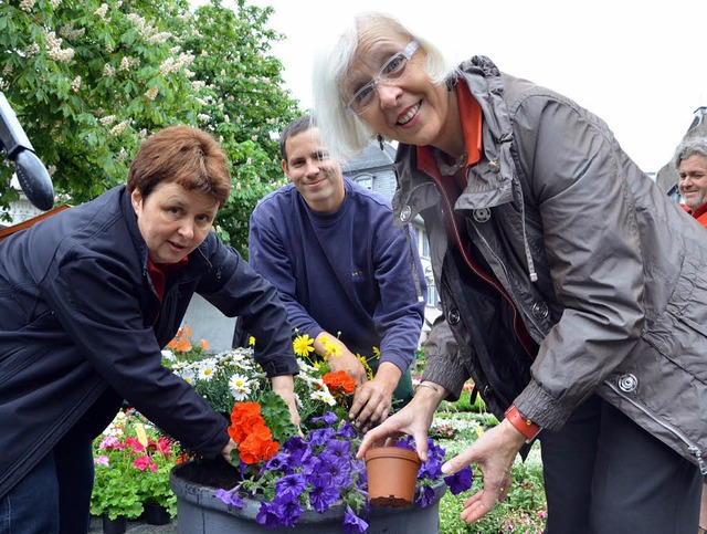 Oberbrgermeisterin Gudrun Heute-Bluhm...un Pelz bepflanzen einen Blumenkbel.   | Foto: Barbara Ruda