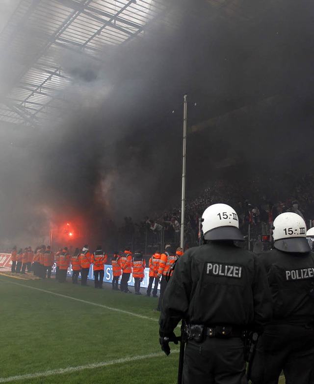 Bei Ausschreitungen im Klner Stadion gab es auch Verletzte.   | Foto: dapd