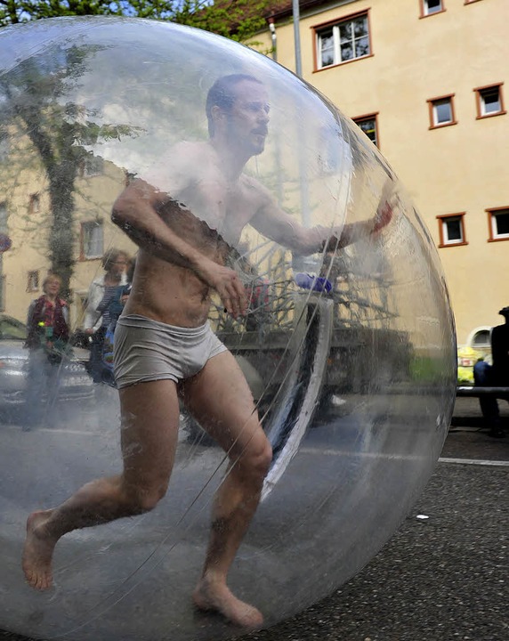 Nicht eben alltglich: der Mann (Graham Smith) im Ball  | Foto: Korbel