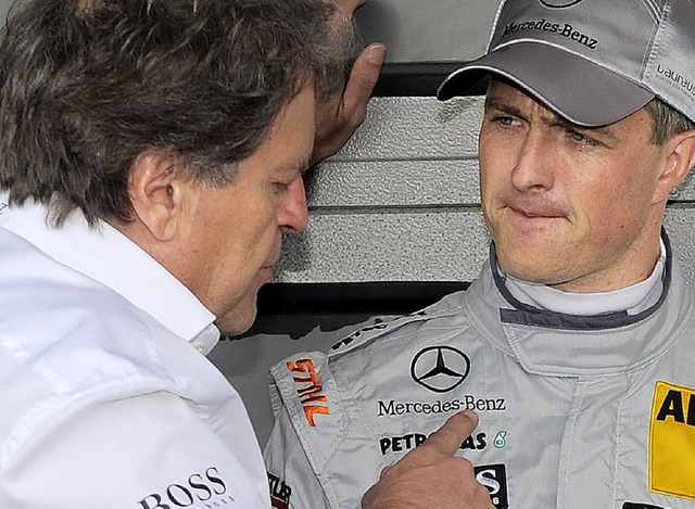 Ralf Schumacher (rechts) im Gesprch mit Mercedes-Sportchef Norbert Haug   | Foto: dapd