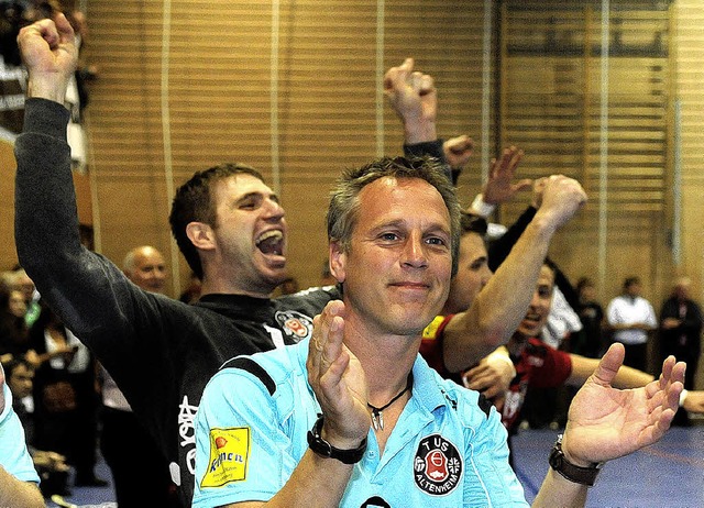 Altenheims Torhter Gunther Zlle jube...ael Schilling seinem Team applaudiert.  | Foto: WOLFGANG KUENSTLE               