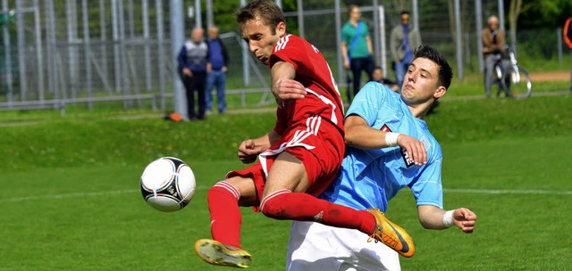 So schiebt Witalij Arsentjew den Ball ...dem Freiburger Michael Respondek ein.   | Foto: kaufhold