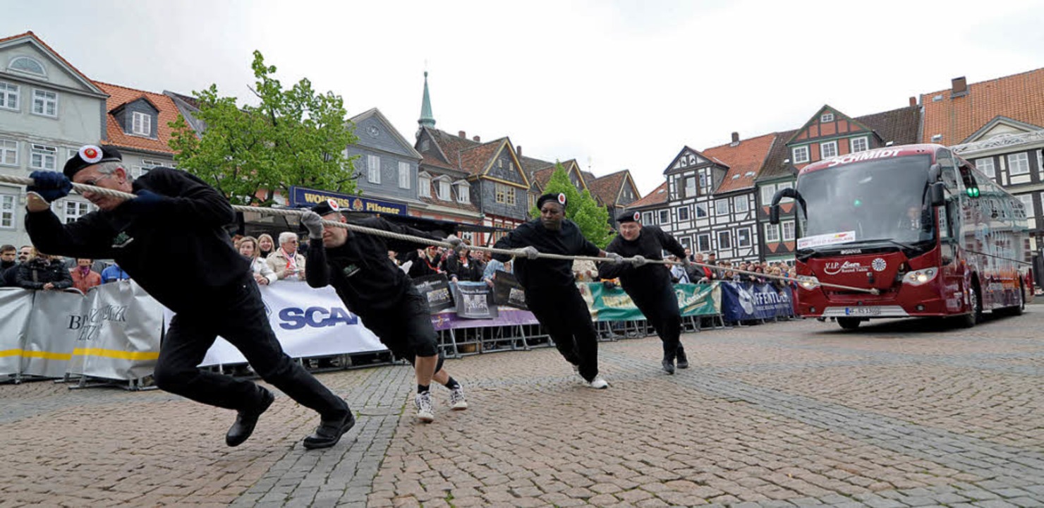 Alle an einem Strang: Buspulling in Wolfenbttel.   | Foto: Fotos: dpa