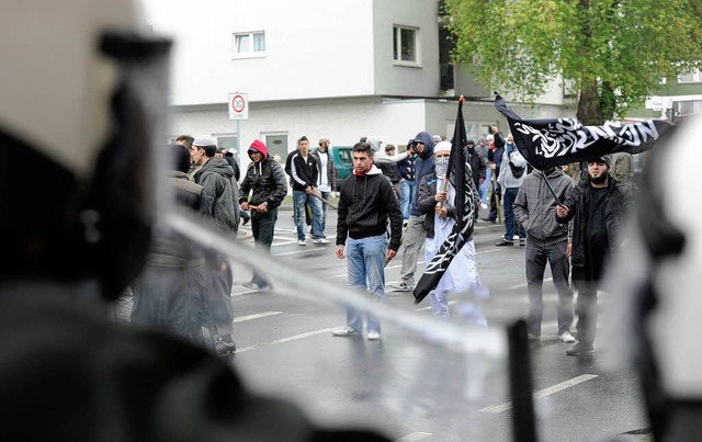 Gezielte Aktion? Bei einer Demonstrati...onn griffen Salafisten die Polizei an.  | Foto: dpa