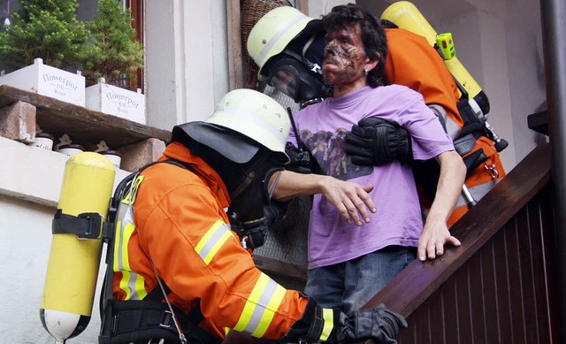 Realistisch geschminkt: Feuerwehrleute...ten&#8220; mit Gesichtsverbrennungen.   | Foto: Franz