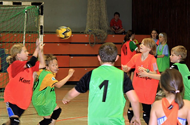 Rudelbildung gehrt beim Handball zur ...eim ging es jedoch stets friedlich zu.  | Foto: BZ