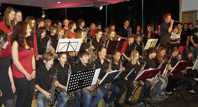 Die Big Band und der Jazzchor des Gymn...n Blick in die Schulkunstausstellung.   | Foto:  Eberhard Weiss/Sylvia Timm