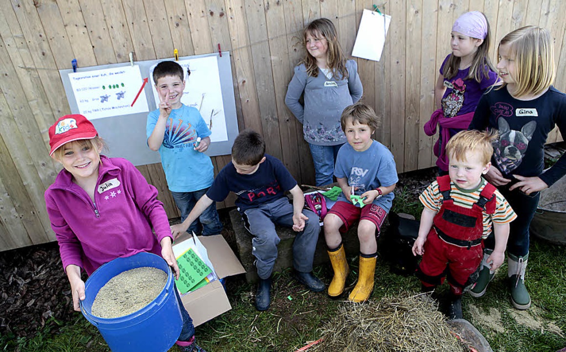 Die Kinder stellen das Futter für die Kühe zusammen.   | Foto: Ch. Breithaupt