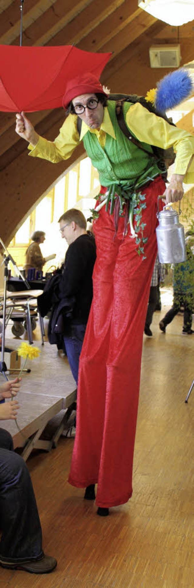 Daniel Wangler als Clown auf Stelzen begeisterte beim Maimarkt.  | Foto: Gert Brichta