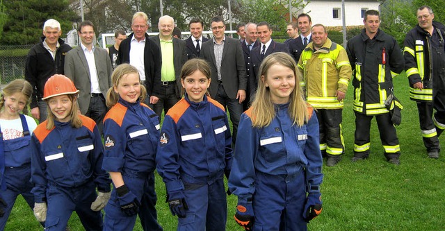Gruppenbild mit Damen: die Brgermeist...n und den angehenden Feuerwehrfrauen.   | Foto: Anne Freyer