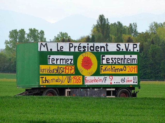 Gegner des AKW Fessenheim  haben auf e...beschrifteten Lkw-Anhnger abgestellt.  | Foto: Gerold Zink