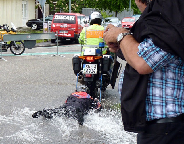 Eindrucksvoll demonstrierten Poliziste...orradkleidung der Haut alles erspart.   | Foto: C. WEizenecker