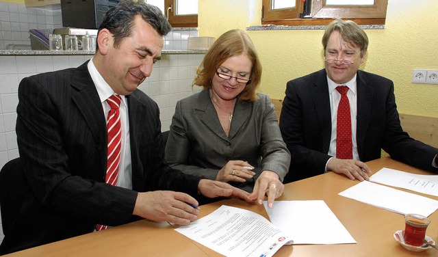 Sie unterschrieben am Sonntag einen  K...empff von der IHK Sdlicher Oberrhein.  | Foto: Gertrude Siefke