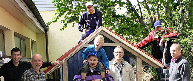 Eltern packten beim Kindergarten Fisch...r von links) ein groes Lob wert war.   | Foto: cremer