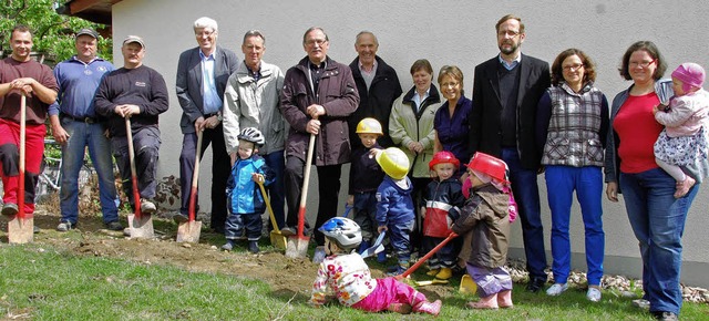 Gestern gab Brgermeister May (Mitte) ...rtschuss zum Bau neuer Krippenpltze.   | Foto: Frey