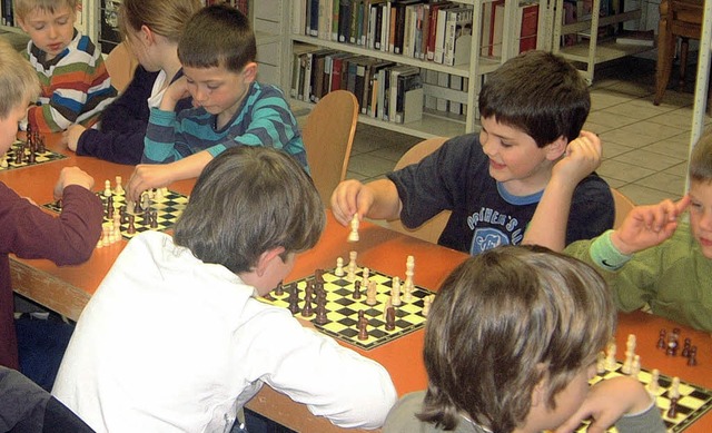 Ganz schn aktiv, aber dennoch recht d...ehmer beim Schachkurs in der Bcherei   | Foto: Jennert