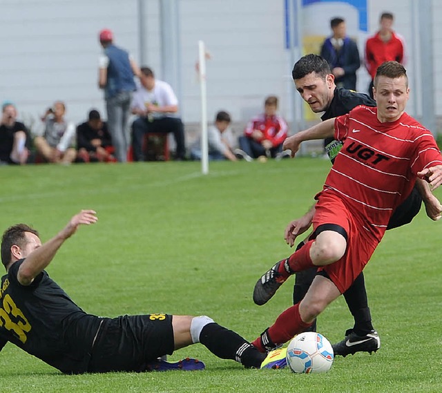 Auf dem Sprung in die Kreisliga A: Der... FV Haltingen (links Halit Bardhecaj).  | Foto: meinrad schn