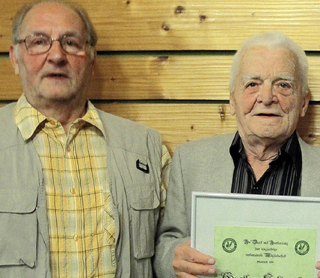 Ernst Mohr (links) und Gunter Schlsch... 30 Jahre Mitglied im Kegelsportclub.   | Foto: Hansjrg Bader