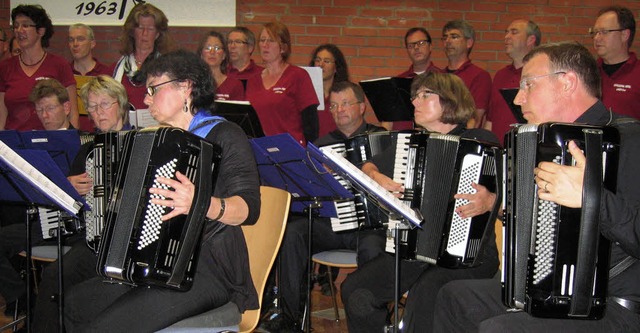 Der  Akkordeonclub Laufen  beim gemeinsamen Auftritt mit   Concordia  Nova.  | Foto: Ingeborg Grziwa