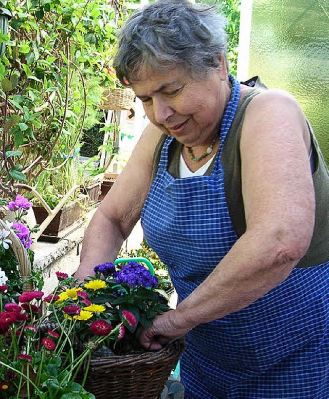 Veronika Zimmermann ist blind. Sie  liebt das Grtnern.    | Foto: Bz