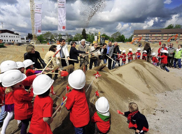 Spatenstich auf dem Baugrundstck Ster...13 sollen hier Kinder betreut werden.   | Foto: Thomas Kunz