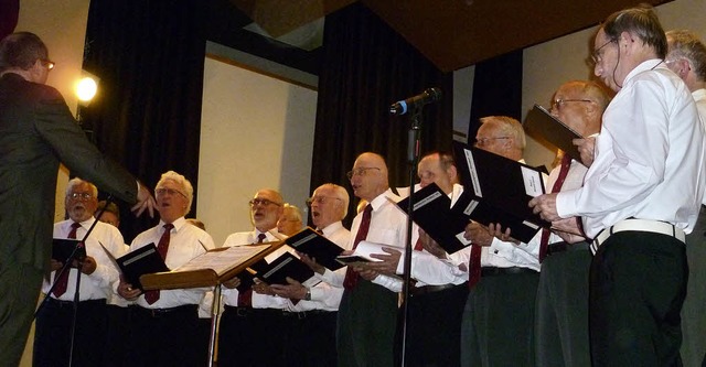 Der Mnnerchor sang unter der Leitung von Josef Zieren auf hohem Niveau.  | Foto: GABRIELE RASENBERGER
