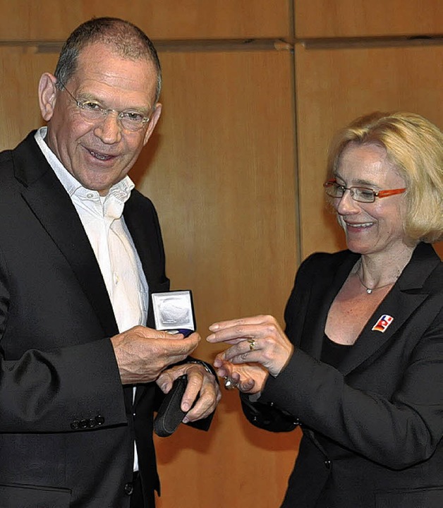 Vitra-CEO Hanns-Peter Cohn erhält von ...acker die Regio Basiliensis-Medaille.   | Foto: Mahro