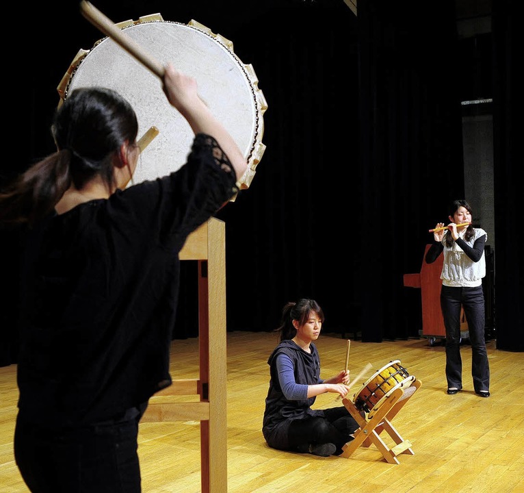 Japanische Klänge: Tomoko Ishige, Li-T...f der Bühne im Bürgerhaus am Seepark.   | Foto: thomas kunz