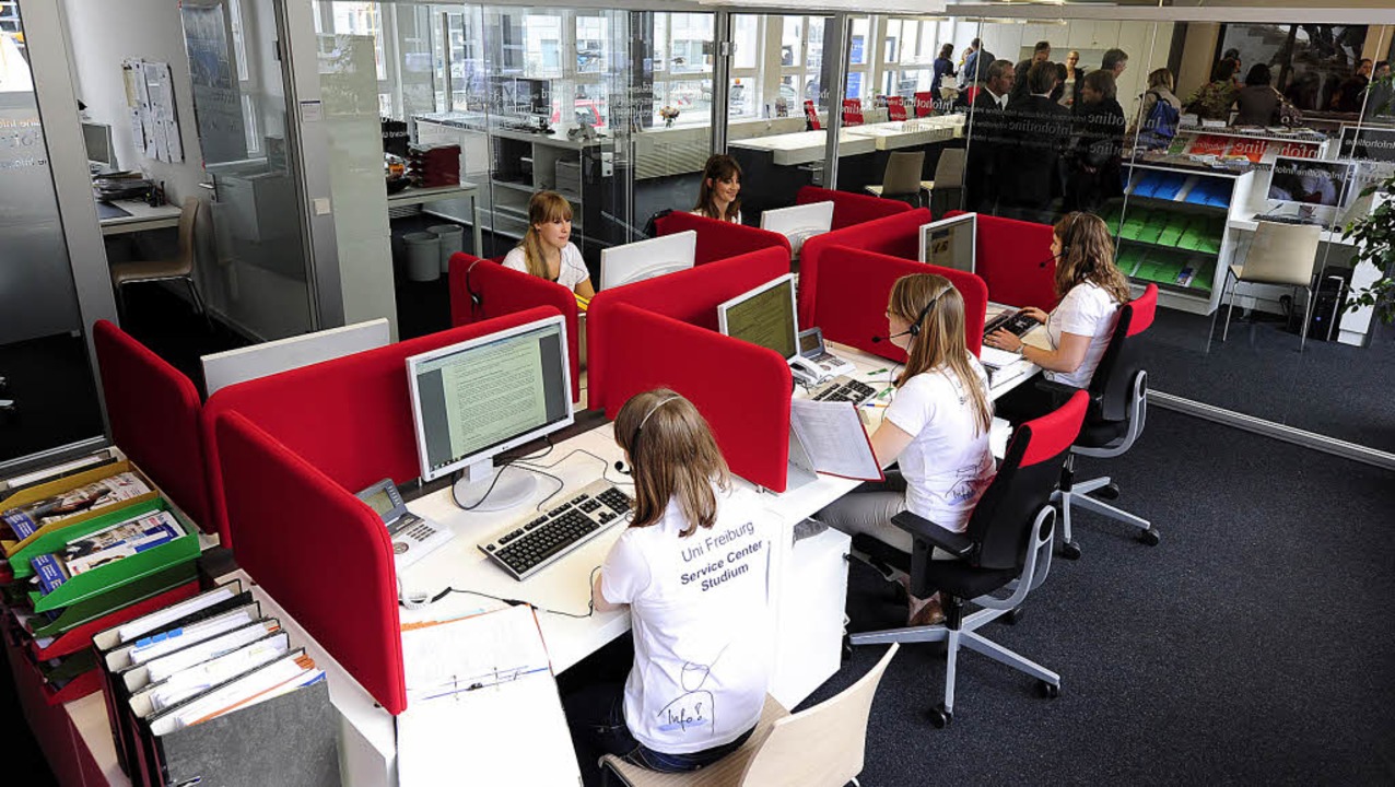 Hotline-Mitarbeiterinnen im neuen Service-Center Studium in der Sedanstraße 6  | Foto: ingo schneider