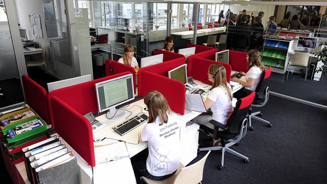 Hotline-Mitarbeiterinnen im neuen Service-Center Studium in der Sedanstrae 6  | Foto: ingo schneider
