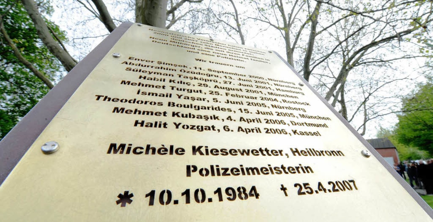 Gedenken: Eine Schrifttafel erinnert i...ordete Polizistin Michele Kiesewetter.  | Foto: dpa