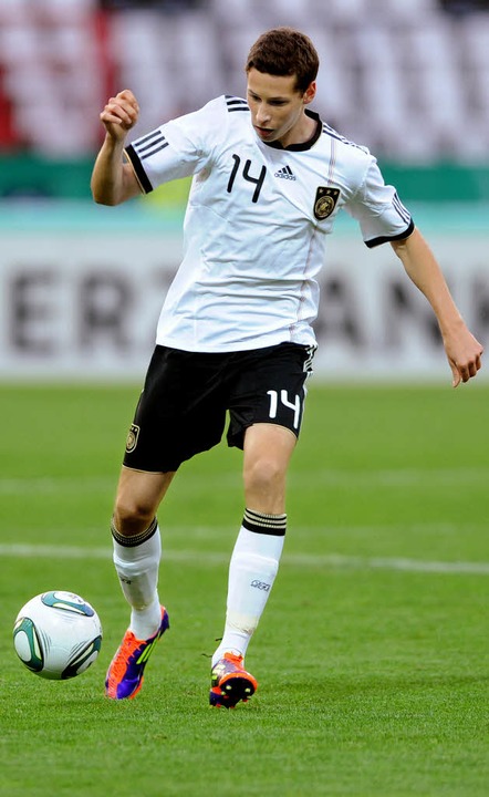 Das Trikot der  U-21-Nationalelf  hat ...f Einsätze im deutschen A-Team hoffen.  | Foto: dpa