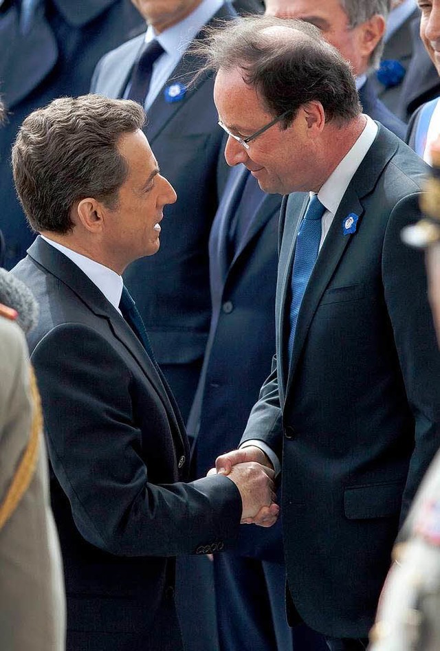 Links steht Sarkozy und rechts Hollande.   | Foto: DPA