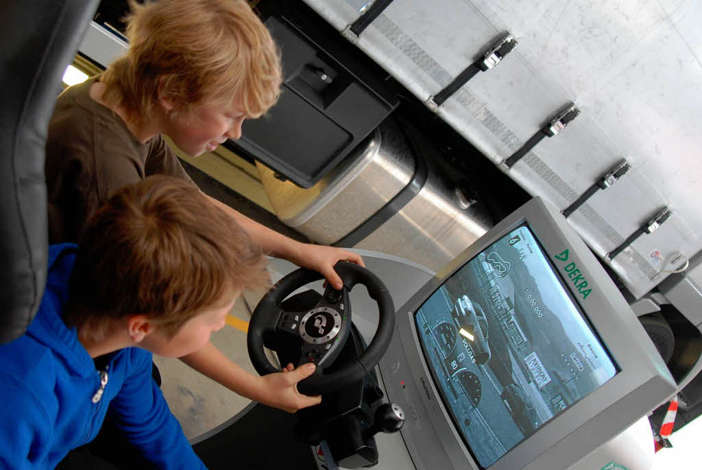 Eine der vielen Kinderattraktionen bei der Gewerbeschau:  Rennautofahren am Simulator.