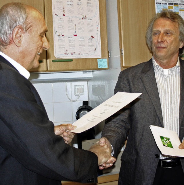 Klaus Blawert (links) gratuliert Karlheinz Jakob.   | Foto: Christiane Franz